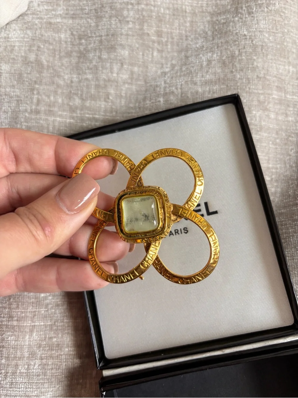 Authentic CHANEL 1996 Gripoix stone gold plated brooch